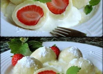 Erdbeerknödel mit Quarkteig, mit saurer Sahne serviert