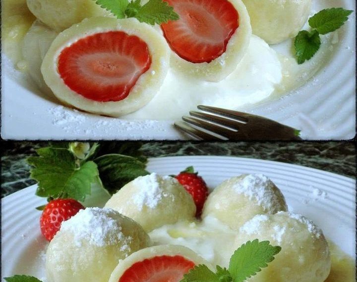 Erdbeerknödel mit Quarkteig, mit saurer Sahne serviert