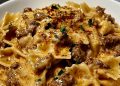 Cremige Parmesan-Knoblauch-Bowtie-Pasta mit Rindfleisch