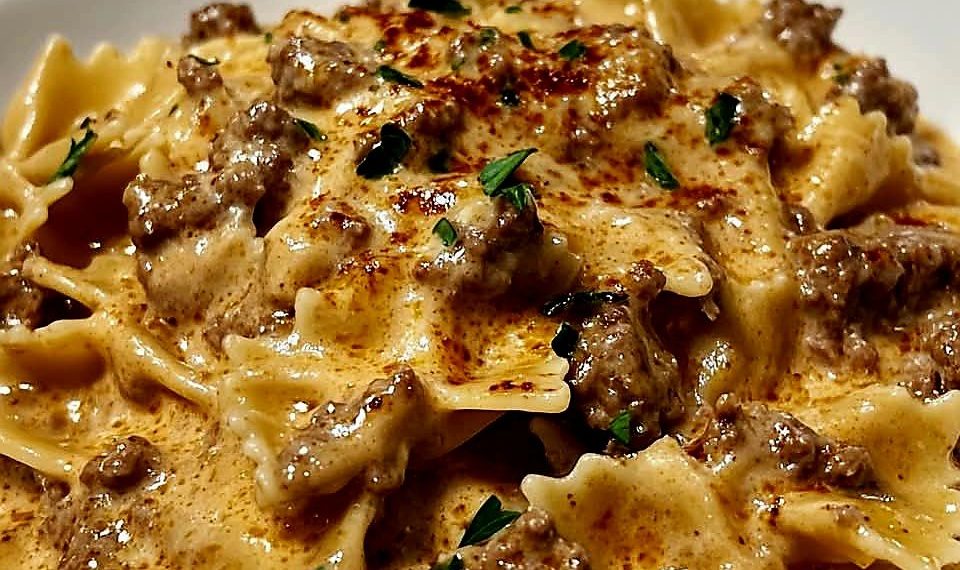 Cremige Parmesan-Knoblauch-Bowtie-Pasta mit Rindfleisch