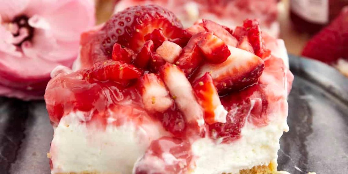 Diese einfachen Erdbeer-Käsekuchen-Riegel