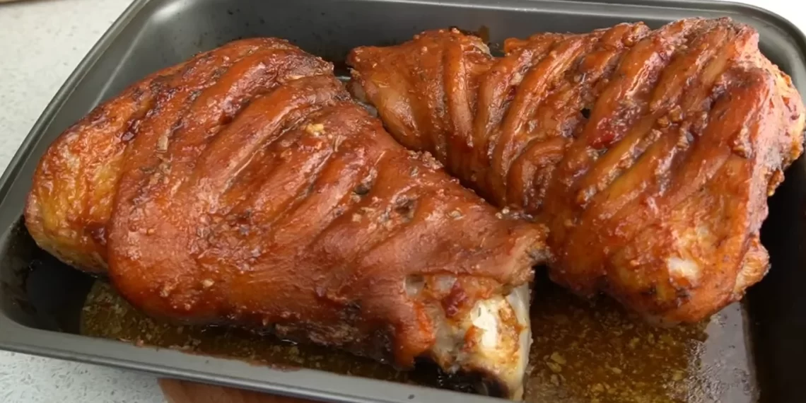 Knusprige Schweinshaxen mit Kartoffel-Zwiebel-Beilage und würziger BBQ-Glasur :