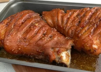 Knusprige Schweinshaxen mit Kartoffel-Zwiebel-Beilage und würziger BBQ-Glasur :