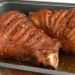 Knusprige Schweinshaxen mit Kartoffel-Zwiebel-Beilage und würziger BBQ-Glasur :