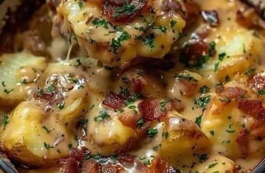 Überbackene Kartoffeln mit cremigem Käse und Speck: Ein beruhigendes und geschmackvolles Gericht