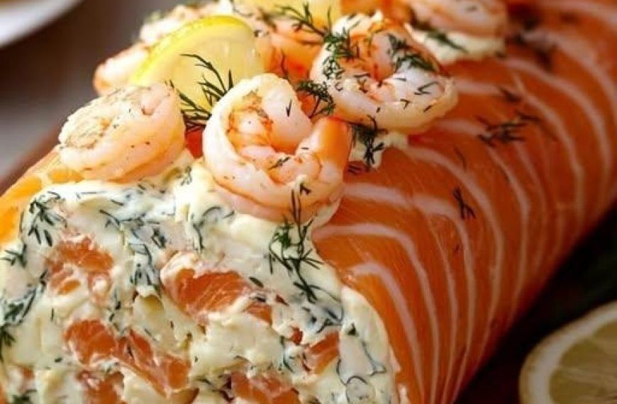 Geräucherte Lachsrolle mit frischen Käsegarnelen und Dill
