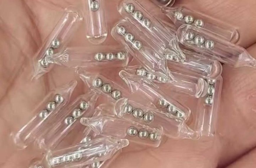 Ein Paket wurde für mich geliefert: kleine Glasröhrchen mit drei winzigen Kugellagern darin.