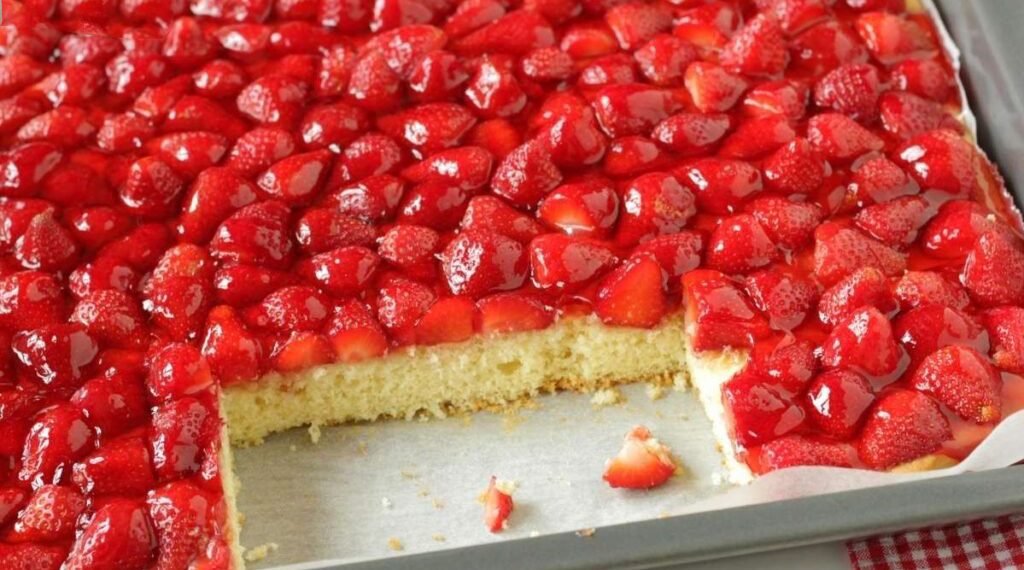 Einfach und schnell – Erdbeer Biskuitkuchen in 10 Minuten im Ofen!