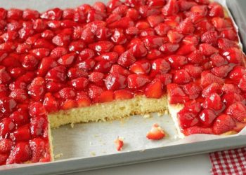 Einfach und schnell – Erdbeer Biskuitkuchen in 10 Minuten im Ofen!