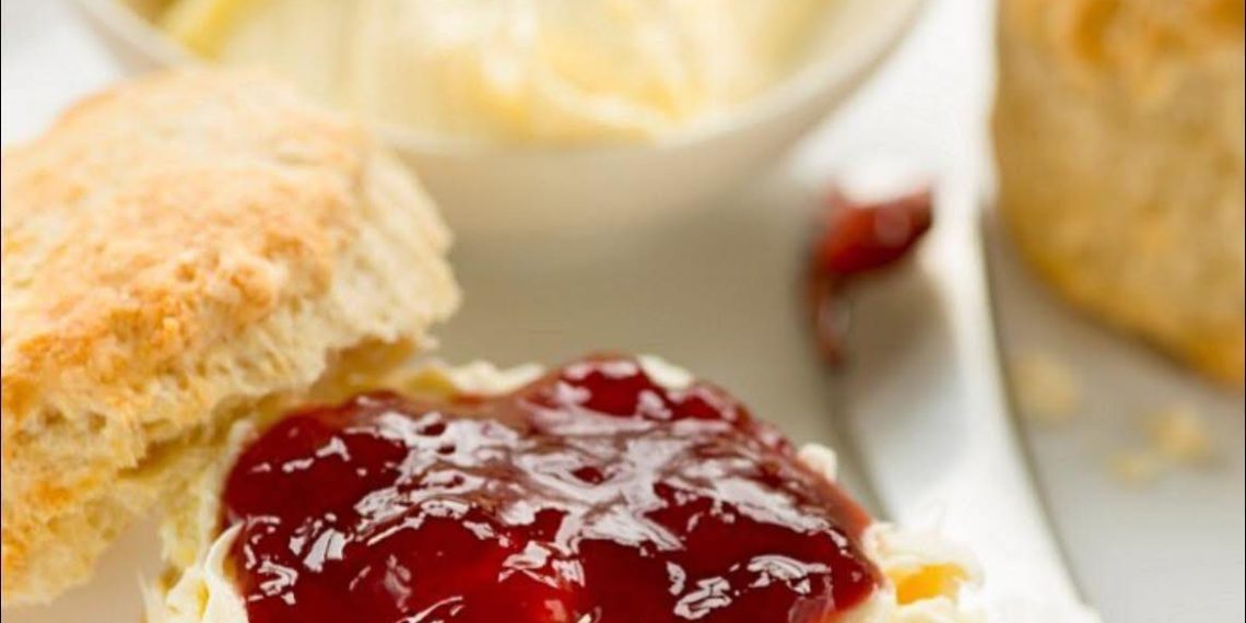 Klassische Scones mit Erdbeermarmelade und Clotted Cream