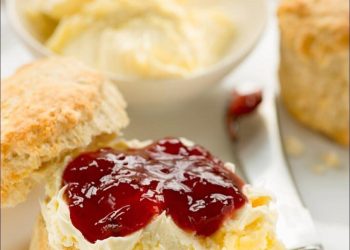 Klassische Scones mit Erdbeermarmelade und Clotted Cream