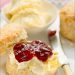 Klassische Scones mit Erdbeermarmelade und Clotted Cream