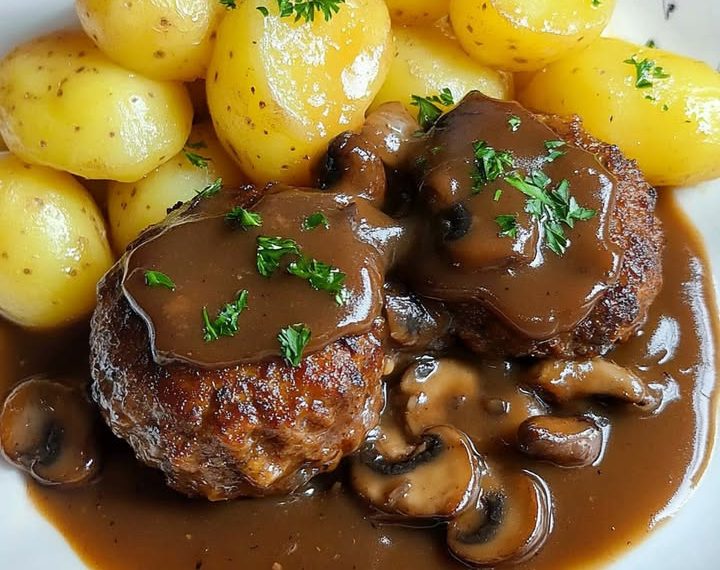 Bouletten mit Champignon-Waldpilzsoße und Kartoffeln