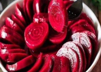 Köstlicher Rote-Bete- und Zitronensaft reinigt den Darm und fördert die Gewichtsabnahme