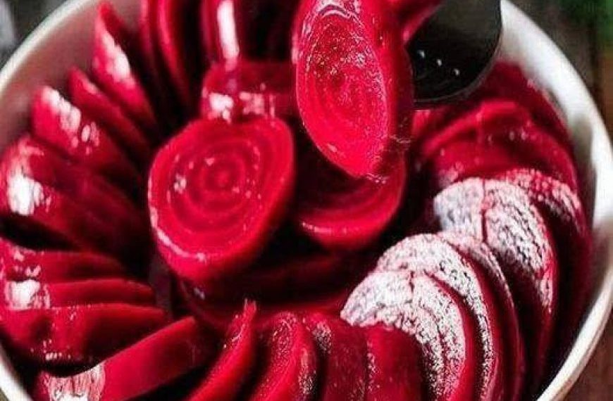 Köstlicher Rote-Bete- und Zitronensaft reinigt den Darm und fördert die Gewichtsabnahme