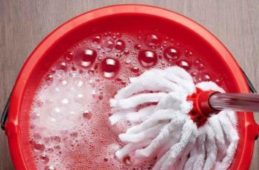 Geben Sie dies zum Wasser hinzu. Auch wenn Sie den Boden eine Woche lang nicht reinigen