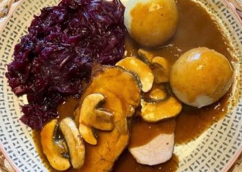 Schweinebraten mit Klößen und Rotkraut