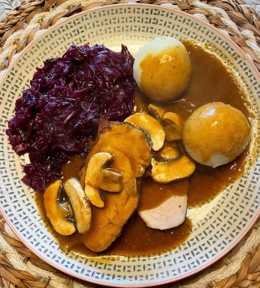 Schweinebraten mit Klößen und Rotkraut