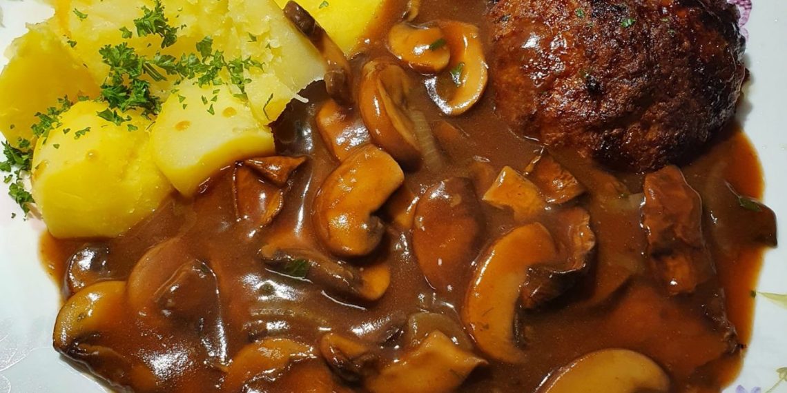 Bouletten, Champion-Waldpilzsoße und Kartoffeln.