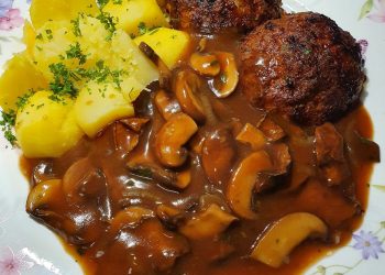 Bouletten, Champion-Waldpilzsoße und Kartoffeln.