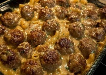 Gebackene Nudeln mit schwedischen Fleischbällchen