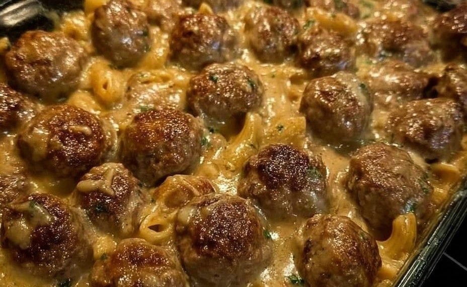 Gebackene Nudeln mit schwedischen Fleischbällchen