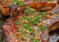 Schweinekoteletts mit Knoblauch & braunem Zucker