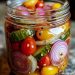 Eingelegte Kirschtomaten, rote Zwiebeln und Gurken