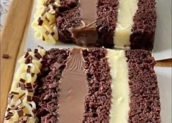 Geschichteter Schokoladenkuchen mit cremiger Füllung und Ganache