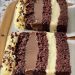 Geschichteter Schokoladenkuchen mit cremiger Füllung und Ganache