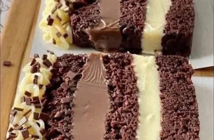 Geschichteter Schokoladenkuchen mit cremiger Füllung und Ganache