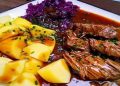 RINDERBURGUNDERBRATEN MIT KARTOFFELN UND ROTKOHL