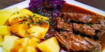 RINDERBURGUNDERBRATEN MIT KARTOFFELN UND ROTKOHL