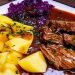 RINDERBURGUNDERBRATEN MIT KARTOFFELN UND ROTKOHL