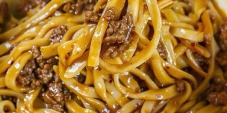 Einfaches Hackfleisch Lo Mein Rezept für ein schnelles und wohltuendes Abendessen
